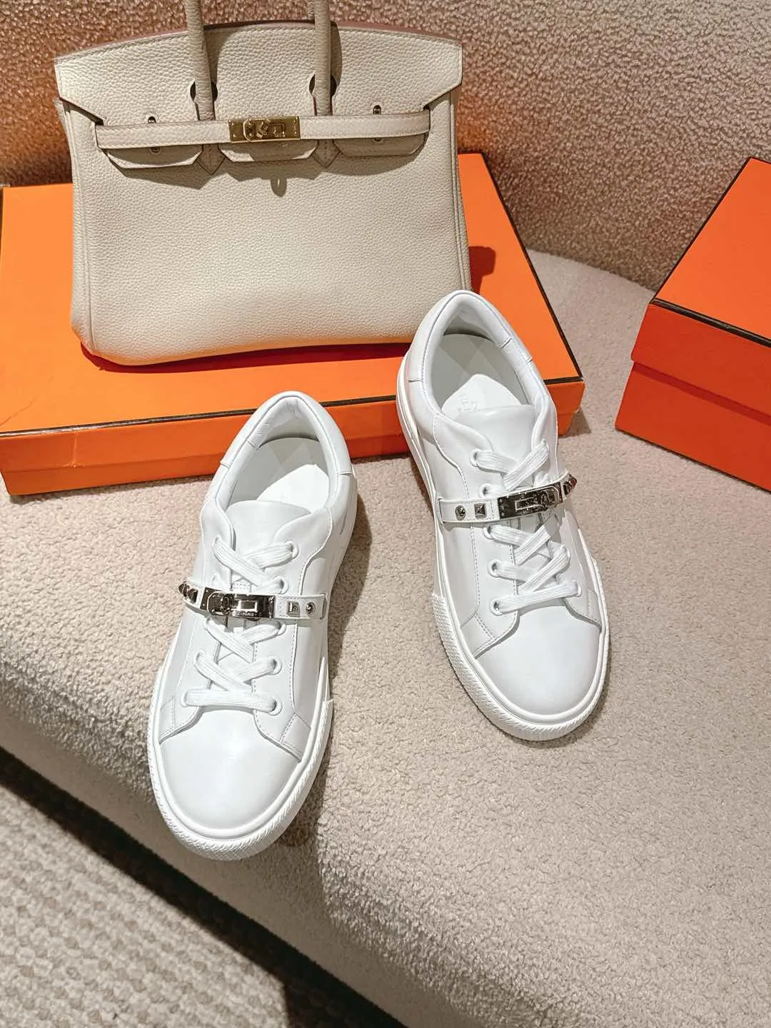 👟👟Ex-factory price 600👟👟Hermes top version couple model Epsom calfskin and calfskin loafer style lace-up sneakers, with functional rose gold-plated Kelly shoe buckles. Create a stylish urban look. Fabric: Specific cowhide/canvas material Lining: Sheepskin lining Outsole: Original molded TPU outsole Size: 35-45